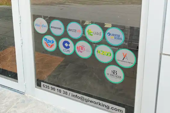 Logotipos de empresas en la puerta
