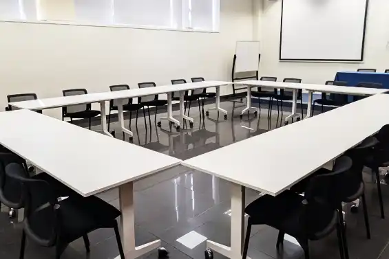 Sala de actos con mesas